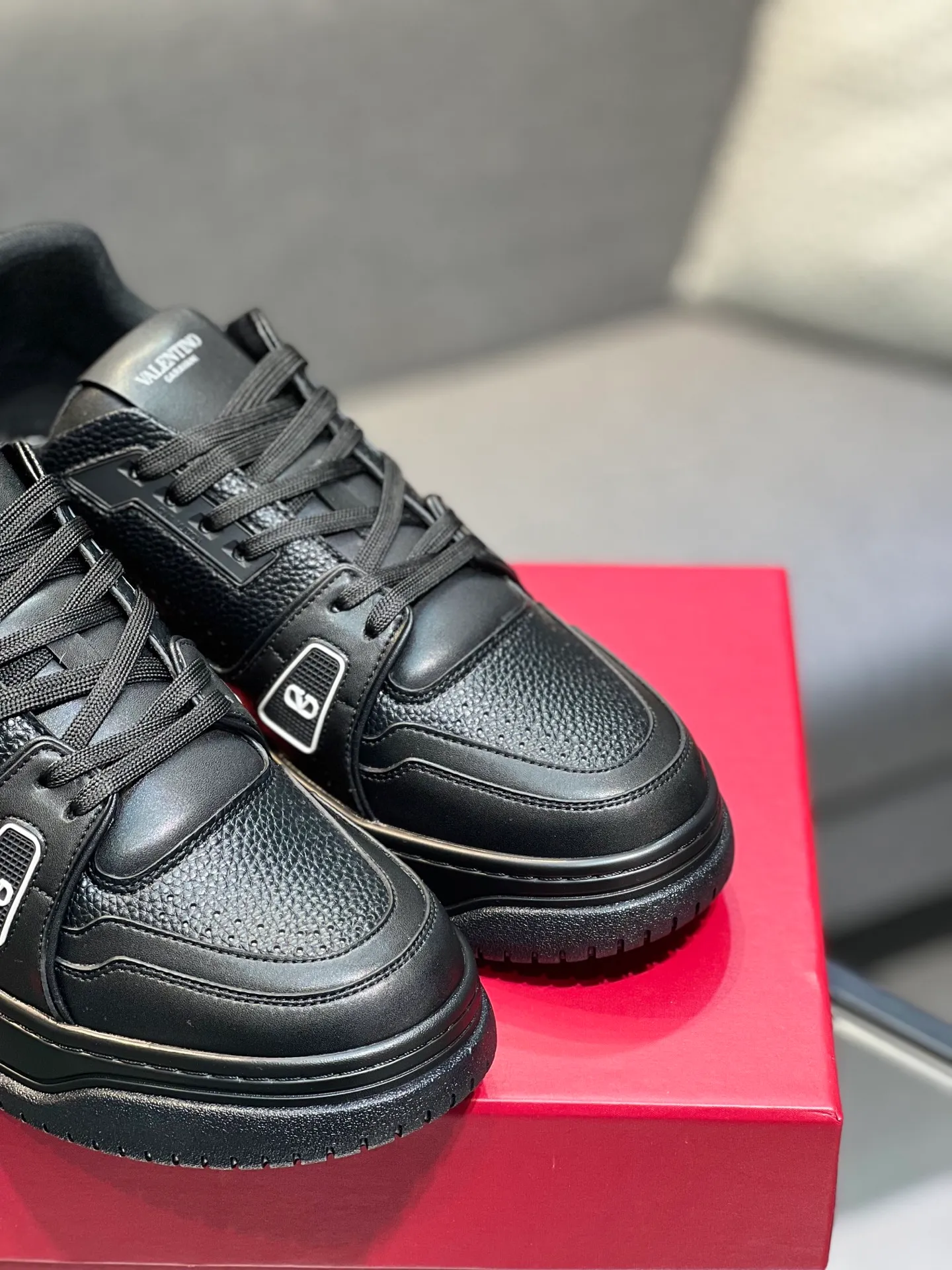 Men's Men's Shoes 💰660 Valentino 2023 early autumn new star shoes are now online! Wang Hedi and Ren Jialun have been worn by many celebrities. Who can refuse the same couple shoes as Wang Hedi! The design of Stars Stab My Heart is cool and spicy. The material of the shoes is cowhide, and every color is beautiful! Size 35-40, men’s size 39-44 (women’s 41, men’s 38, 45🉑️customized)